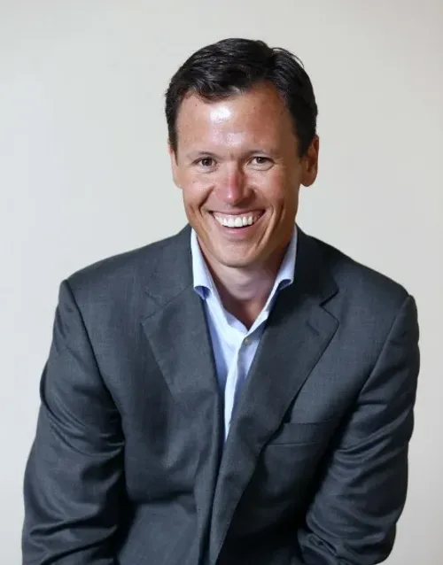 Anton Savage, maître de cérémonie